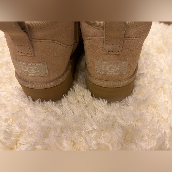 UGG® Classic Ultra Mini Platform Boot Big Kid 5- Sand - Picture 4 of 10